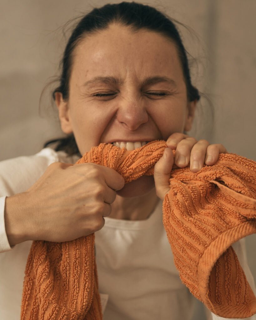 Uczestniczka zajęć lowenowskich w Warszawie podczas pracy z napięciem i emocjami