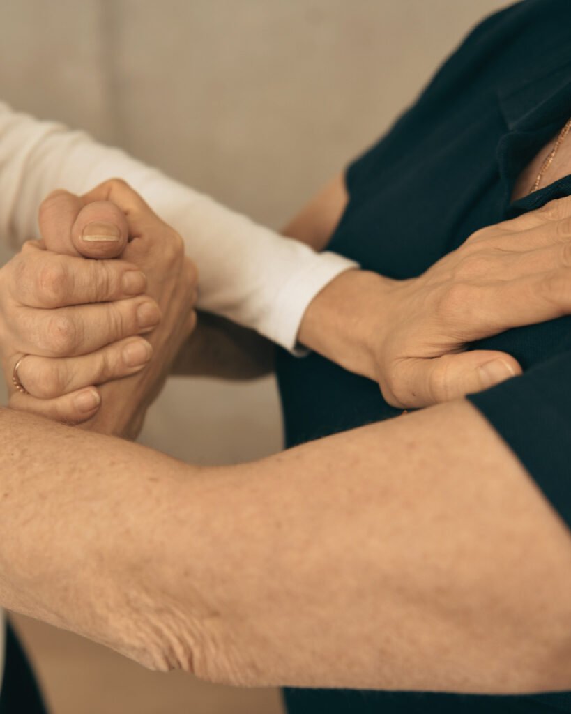 Ćwiczenie w parze podczas warsztatów pracy z ciałem w Warszawie